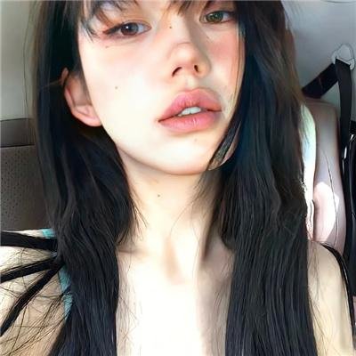 灰天鹅绒上的四只苍蝇